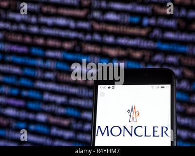 Kiev, Ukraine. 28 Nov, 2018. Logo Moncler vu affichée sur téléphone intelligent. Crédit : Igor Golovniov SOPA/Images/ZUMA/Alamy Fil Live News Banque D'Images