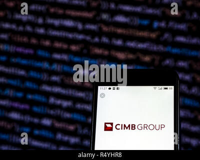Kiev, Ukraine. 28 Nov, 2018. CIMB banque de détail logo de l'entreprise vu affichée sur téléphone intelligent. Crédit : Igor Golovniov SOPA/Images/ZUMA/Alamy Fil Live News Banque D'Images