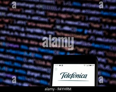 Kiev, Ukraine. 28 Nov, 2018. Logo de l'entreprise de télécommunications Telefonica vu affichée sur téléphone intelligent. Crédit : Igor Golovniov SOPA/Images/ZUMA/Alamy Fil Live News Banque D'Images