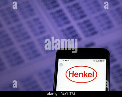 Kiev, Ukraine. 28 Nov, 2018. Henkel Chemicals logo de l'entreprise vu affichée sur téléphone intelligent. Crédit : Igor Golovniov SOPA/Images/ZUMA/Alamy Fil Live News Banque D'Images