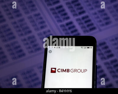 Kiev, Ukraine. 28 Nov, 2018. CIMB banque de détail logo de l'entreprise vu affichée sur téléphone intelligent. Crédit : Igor Golovniov SOPA/Images/ZUMA/Alamy Fil Live News Banque D'Images