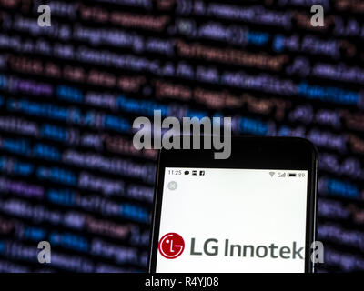 Kiev, Ukraine. 28 Nov, 2018. LG Innotek logo de l'entreprise vu affichée sur téléphone intelligent. Crédit : Igor Golovniov SOPA/Images/ZUMA/Alamy Fil Live News Banque D'Images
