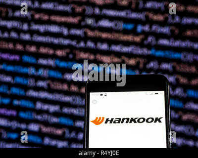 Kiev, Ukraine. 28 Nov, 2018. Hankook Tire logo de l'entreprise vu affichée sur téléphone intelligent. Crédit : Igor Golovniov SOPA/Images/ZUMA/Alamy Fil Live News Banque D'Images