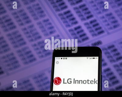 Kiev, Ukraine. 28 Nov, 2018. LG Innotek logo de l'entreprise vu affichée sur téléphone intelligent. Crédit : Igor Golovniov SOPA/Images/ZUMA/Alamy Fil Live News Banque D'Images