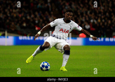 Le stade de Wembley, Londres, Royaume-Uni. 28 novembre, 2018. Serge Aurier de Tottenham Hotspur en action. Match de la Ligue des Champions, groupe B, Tottenham Hotspur v Inter Milan au stade de Wembley à Londres le mercredi 28 novembre 2018. Cette image ne peut être utilisé qu'à des fins rédactionnelles. Usage éditorial uniquement, licence requise pour un usage commercial. Aucune utilisation de pari, de jeux ou d'un seul club/ligue/dvd publications . Crédit : Andrew Orchard la photographie de sport/Alamy Live News Banque D'Images