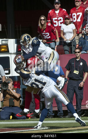 San Francisco, Californie, USA. 4ème Oct, 2009. San Francisco 49ers le receveur Josh Morgan # 84 laissez-passer les prises en fin-zone avec Saint Louis Rams Justin King # 31 évoluait et sécurité Oshiomogho Atogwe # 21 accroché sur le dimanche 4 octobre, 2009 à Candlestick Park, San Francisco, Californie. Les 49ers a battu les Rams 35-0. Crédit : Al Golub/ZUMA/Alamy Fil Live News Banque D'Images