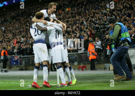 Londres, Royaume-Uni. 28 Nov, 2018. Les joueurs de Tottenham Hotspur célébrer marquant au cours de l'UEFA Champions League Groupe B match entre Tottenham Hotspur et l'Inter Milan au stade de Wembley à Londres, Angleterre le 28 novembre 2018. Tottenham Hotspur a gagné 1-0. Crédit : Tim Irlande/Xinhua/Alamy Live News Banque D'Images