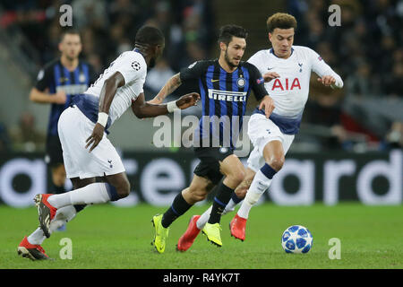 Londres, Royaume-Uni. 28 Nov, 2018. L'Inter Milan Matteo Politano (2e R) est en concurrence au cours de l'UEFA Champions League Groupe B match entre Tottenham Hotspur et l'Inter Milan au stade de Wembley à Londres, Angleterre le 28 novembre 2018. Tottenham Hotspur a gagné 1-0. Crédit : Tim Irlande/Xinhua/Alamy Live News Banque D'Images