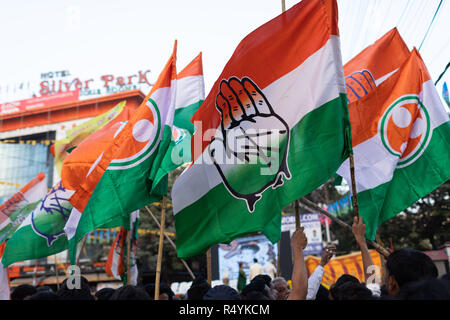 Hyderabad, Inde.28 Novembre 2018,. Les partisans de l'Indian National Congress Party hold pendant une tournée de présentation du pavillon de l'Andhra Pradesh Ministre principal N Chandrababu Naidu et Rahul Gandhi, Président du Congrès, à Hyderabad, Inde pour les prochaines élections à l'Assemblée législative Telangana qui aura lieu le 07 Décembre,2018.Crédit : Sanjay Borra/Alamy Live News Banque D'Images