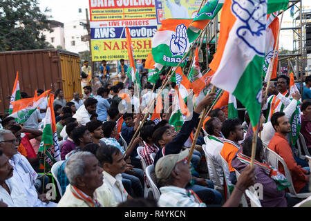 Hyderabad, Inde.28 Novembre 2018,. Les partisans de l'Indian National Congress Party hold pendant une tournée de présentation du pavillon de l'Andhra Pradesh Ministre principal N Chandrababu Naidu et Rahul Gandhi, Président du Congrès, à Hyderabad, Inde pour les prochaines élections à l'Assemblée législative Telangana qui aura lieu le 07 Décembre,2018.Crédit : Sanjay Borra/Alamy Live News Banque D'Images