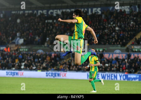 Swansea, Pays de Galles, Royaume-Uni. 28 novembre, 2018. Ahmed Hegazi de West Bromwich Albion célèbre après qu'il marque son 2e but. Les équipes Match de championnat Skybet EFL, Swansea City v West Bromwich Albion au Liberty Stadium de Swansea, Pays de Galles du Sud le mercredi 28 novembre 2018. Cette image ne peut être utilisé qu'à des fins rédactionnelles. Usage éditorial uniquement, licence requise pour un usage commercial. Aucune utilisation de pari, de jeux ou d'un seul club/ligue/dvd publications. Crédit : Andrew Orchard la photographie de sport/Alamy Live News Banque D'Images