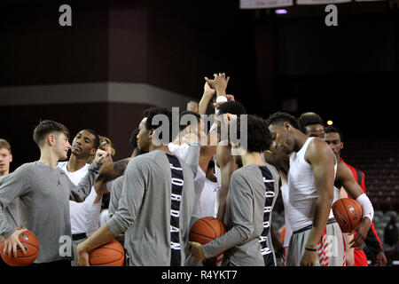 Houston, Texas, USA. 28 Nov, 2018. Les cougars de Houston se serrent jusqu'après l'échauffement avant le match de basket-ball de NCAA entre les Cougars de Houston et l'UT-Rio Grande Valley Buenos Aires à l'H&PE Arena à Houston, TX, le 28 novembre 2018. Crédit : Erik Williams/ZUMA/Alamy Fil Live News Banque D'Images