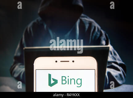 Hong Kong, Chine. 22 Nov, 2018. Moteur de recherche appartenant à Microsoft, Bing, le logo est vu sur un appareil mobile Android avec une figure de hacker dans l'arrière-plan. Credit : Miguel Candela/SOPA Images/ZUMA/Alamy Fil Live News Banque D'Images