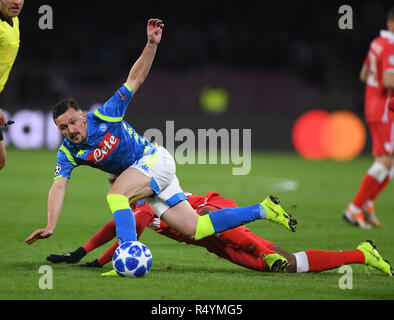 Naples, Italie. 28 Nov, 2018. Napoli's Mario Rui (L) le dispute à l'étoile rouge Ben Nabouhane au cours de l'UEFA Champions League Groupe C match entre Naples et l'étoile rouge de Belgrade à Naples, Italie, le 28 novembre 2018. Napoli a gagné 3-1. Credit : Alberto Lingria/Xinhua/Alamy Live News Banque D'Images