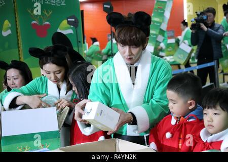 Séoul, Corée. 28 Nov, 2018. Lee Joon Gi, Shin Se Kyung-assister à une fondation pour enfants¡®s'activité dans Séoul, Corée le 28 novembre 2018.(La Chine et la Corée à l'homme) Credit : TopPhoto/Alamy Live News Banque D'Images