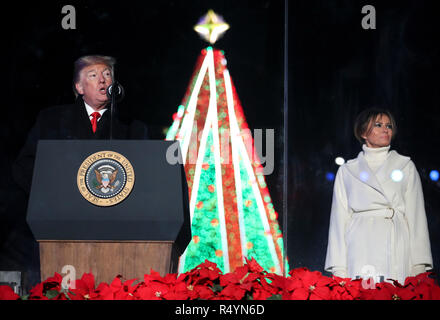 Washington, DC. 28 Nov, 2018. Le Président des Etats-Unis, Donald J. Trump parle avec la première dame Melania Trump lors de l'illumination de l'arbre de Noël National 2018 Cérémonie à l'Ellipse près de la Maison Blanche le 28 novembre 2018 à Washington, DC. Credit : Oliver Contreras/Piscine via CNP | Conditions de crédit dans le monde entier : dpa/Alamy Live News Banque D'Images