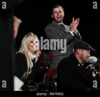 Washington, DC. 28 Nov, 2018. Eric Trump et Tiffany Trump bienvenue leur père, le Président Donald Trump et la première dame Melania Trump à l'illumination de l'arbre de Noël National 2018 Cérémonie à l'Ellipse près de la Maison Blanche le 28 novembre 2018 à Washington, DC. Credit : Oliver Contreras/Piscine via CNP | Conditions de crédit dans le monde entier : dpa/Alamy Live News Banque D'Images