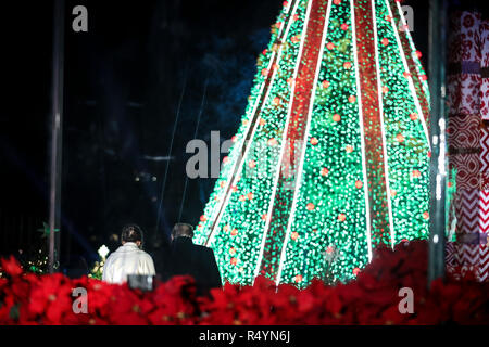 Washington, DC. 28 Nov, 2018. Le Président des Etats-Unis, Donald J. Trump et la première dame Melania Trump à pied hors du podium après de participer à l'illumination de l'arbre de Noël National 2018 Cérémonie à l'Ellipse près de la Maison Blanche le 28 novembre 2018 à Washington, DC. Credit : Oliver Contreras/Piscine via CNP | Conditions de crédit dans le monde entier : dpa/Alamy Live News Banque D'Images