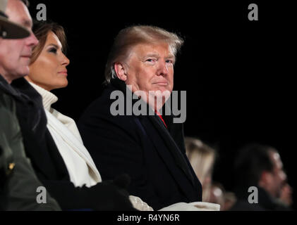 Washington, DC. 28 Nov, 2018. Le Président des Etats-Unis, Donald J. Trump et la première dame Melania Trump participer à la cérémonie d'allumage pendant l'illumination de l'arbre de Noël National 2018 Cérémonie à l'Ellipse près de la Maison Blanche le 28 novembre 2018 à Washington, DC. Credit : Oliver Contreras/Piscine via CNP | Conditions de crédit dans le monde entier : dpa/Alamy Live News Banque D'Images