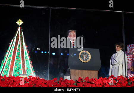 Washington, DC. 28 Nov, 2018. Le Président des Etats-Unis, Donald J. Trump parle avec la première dame Melania Trump lors de l'illumination de l'arbre de Noël National 2018 Cérémonie à l'Ellipse près de la Maison Blanche le 28 novembre 2018 à Washington, DC. Credit : Oliver Contreras/Piscine via CNP | Conditions de crédit dans le monde entier : dpa/Alamy Live News Banque D'Images