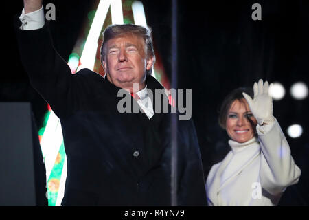Washington, DC. 28 Nov, 2018. Le Président des Etats-Unis, Donald J. Trump et la première dame Melania Trump vague après la parole à l'illumination de l'arbre de Noël National 2018 Cérémonie à l'Ellipse près de la Maison Blanche le 28 novembre 2018 à Washington, DC. Credit : Oliver Contreras/Piscine via CNP | Conditions de crédit dans le monde entier : dpa/Alamy Live News Banque D'Images