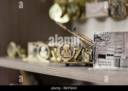 21 novembre 2018, Colombie, Medellin : Souvenirs sur l'histoire de Pablo Escobar sont mis en vente dans une boutique de souvenirs. À Medellin, metropolis de millions dans le centre de la riche ministère Antioquia, plein de compagnies touristiques proposent des visites sur les traces d'Escobar. 'El Patrón est toujours omniprésente. (Dpa 'Narco-Tourism et territoriales : Pablo Escobar's long shadow' du 29.11.2018) Photo : Daniel Romero/dpa Banque D'Images