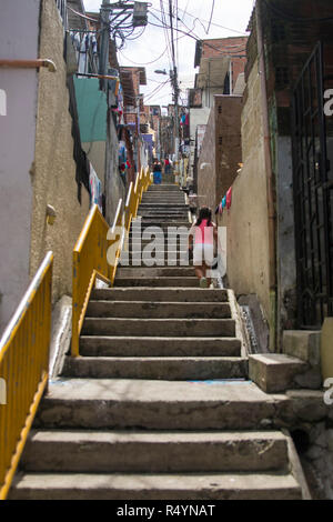 21 novembre 2018, Colombie, Medellin : une fille monte escaliers dans le quartier Pablo Escobar. À Medellin, metropolis de millions dans le centre de la riche ministère Antioquia, plein de compagnies touristiques proposent des visites sur les traces d'Escobar. 'El Patrón est toujours omniprésente. (Dpa 'Narco-Tourism et territoriales : Pablo Escobar's long shadow' du 29.11.2018) Photo : Daniel Romero/dpa Banque D'Images