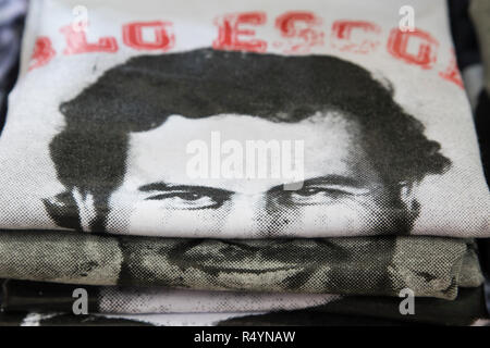 21 novembre 2018, Colombie, Medellin : T-shirts avec la photo du patron de la drogue Pablo Escobar sont offerts dans une boutique de souvenirs. À Medellin, metropolis de millions dans le centre de la riche ministère Antioquia, plein de compagnies touristiques proposent des visites sur les traces d'Escobar. 'El Patrón est toujours omniprésente. (Dpa 'Narco-Tourism et territoriales : Pablo Escobar's long shadow' du 29.11.2018) Photo : Daniel Romero/dpa Banque D'Images