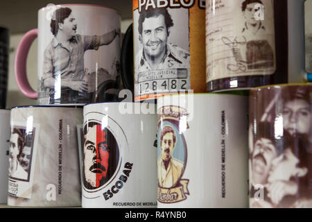 21 novembre 2018, Colombie, Medellin : tasses avec l'image de Pablo Escobar sont en vente sur une étagère dans un magasin de souvenirs. À Medellin, metropolis de millions dans le centre de la riche ministère Antioquia, plein de compagnies touristiques proposent des visites sur les traces d'Escobar. 'El Patrón est toujours omniprésente. (Dpa 'Narco-Tourism et territoriales : Pablo Escobar's long shadow' du 29.11.2018) Photo : Daniel Romero/dpa Banque D'Images
