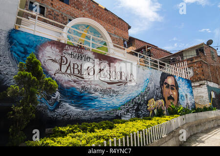 21 novembre 2018, Colombie, Medellin : peinture murale à l'entrée de la 'Pablo Escobar trimestre'. À Medellin, metropolis de millions dans le centre de la riche ministère Antioquia, plein de compagnies touristiques proposent des visites sur les traces d'Escobar. 'El Patrón est toujours omniprésente. (Dpa 'Narco-Tourism et territoriales : Pablo Escobar's long shadow' du 29.11.2018) Photo : Daniel Romero/dpa Banque D'Images