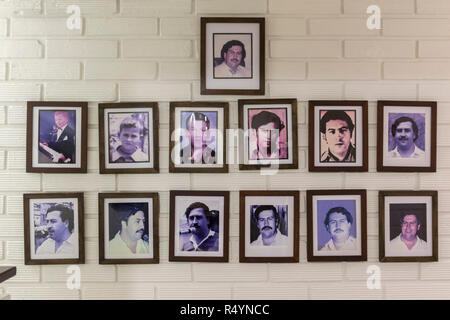 21 novembre 2018, Colombie, Medellin : Portraits de Pablo Escobar peut être vu dans le musée qui porte son nom. À Medellin, metropolis de millions dans le centre de la riche ministère Antioquia, plein de compagnies touristiques proposent des visites sur les traces d'Escobar. 'El Patrón est toujours omniprésente. (Dpa 'Narco-Tourism et territoriales : Pablo Escobar's long shadow' du 29.11.2018) Photo : Daniel Romero/dpa Banque D'Images
