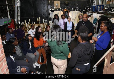 James Monroe Iglehart avec les élèves au cours de la Fondation Rockefeller et l'Gilder Lehrman Institute of American History parrainé lycéen # eduHam matinée de 'Hamilton' Q & A à la Richard Rodgers Theatre le 28 novembre 2018 à New York. Crédit : Walter McBrde MediaPunch / Banque D'Images