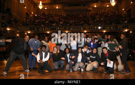 James Monroe Iglehart avec les élèves au cours de la Fondation Rockefeller et l'Gilder Lehrman Institute of American History parrainé lycéen # eduHam matinée de 'Hamilton' Q & A à la Richard Rodgers Theatre le 28 novembre 2018 à New York. Crédit : Walter McBrde MediaPunch / Banque D'Images