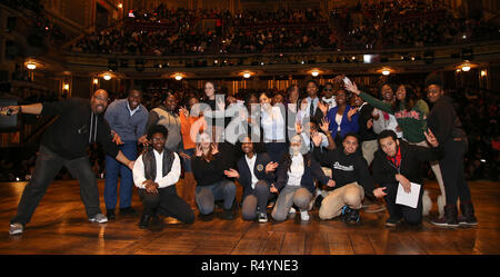 James Monroe Iglehart avec les élèves au cours de la Fondation Rockefeller et l'Gilder Lehrman Institute of American History parrainé lycéen # eduHam matinée de 'Hamilton' Q & A à la Richard Rodgers Theatre le 28 novembre 2018 à New York. Crédit : Walter McBrde MediaPunch / Banque D'Images