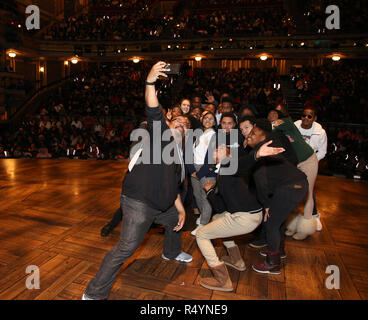 James Monroe Iglehart avec les élèves au cours de la Fondation Rockefeller et l'Gilder Lehrman Institute of American History parrainé lycéen # eduHam matinée de 'Hamilton' Q & A à la Richard Rodgers Theatre le 28 novembre 2018 à New York. Crédit : Walter McBrde MediaPunch / Banque D'Images