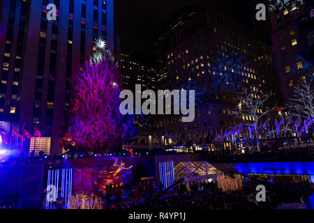 New York, USA. 28 novembre 2018 : l'atmosphère au cours de la 86e assemblée annuelle de l'arbre de Noël du Rockefeller Center, à la cérémonie d'allumage de Rockefeller Center Crédit : lev radin/Alamy Live News Banque D'Images