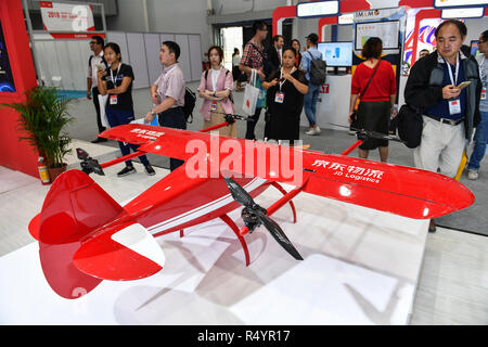 (181129) -- BEIJING, le 29 novembre 2018 (Xinhua) -- Les visiteurs d'oeil à un drone d'énergie hybride pour la livraison e-commerce Internet au cours de l'Expo à Shunde District de Guangzhou, province du Guangdong en Chine du sud, le 24 octobre 2018. La valeur totale des marchandises transportées par le secteur de la logistique a augmenté de 231,5 milliards de yuans (environ 33,3 billions de dollars américains) au cours des 10 premiers mois, la Fédération Chinoise de la logistique et des achats a dit dans une déclaration mercredi. Le montant total a augmenté de 6,6 pour cent d'année en année. Le taux de croissance, cependant, une légère baisse de 0,1 points de pourcentage par rapport à celle pour la première thre Banque D'Images