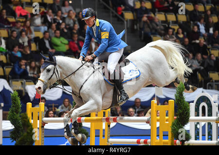 Munich, Allemagne. 25Th Nov, 2018. Christian AHLMANN (GER) sur son cheval COLORIT Action, saut, Saut, l'équitation : à l'intérieur de Munich 2018, Grand Prix de la Deutsche Kreditbank. Évaluation de la DKB Riders Tour le 25.11.2018. Utilisation dans le monde entier | Credit : dpa/Alamy Live News Banque D'Images