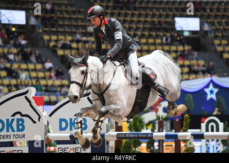 Munich, Allemagne. 25Th Nov, 2018. Denis NIELSEN (GER) sur son cheval CARLO S, action, saut, saut, l'équitation : à l'intérieur de Munich 2018, Grosser Preis der Deutschen Kreditbank. Évaluation de la DKB Riders Tour le 25.11.2018. Utilisation dans le monde entier | Credit : dpa/Alamy Live News Banque D'Images