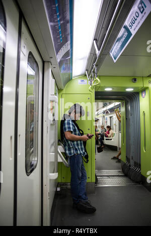 Buenos Aires, Argentine. 28 Nov, 2018. Un passager se trouve dans un train importés de Chine sur la ligne A du métro à Buenos Aires, Argentine, le 28 novembre 2018. Les trains chinois sont intégrés offrant aussi bien les banlieusards et pratique d'orchestre des manèges, selon les habitants. Crédit : Li Ming/Xinhua/Alamy Live News Banque D'Images