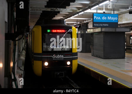 Buenos Aires, Argentine. 28 Nov, 2018. Une rame de métro importé de Chine est vu sur la ligne A du métro à Buenos Aires, Argentine, le 28 novembre 2018. Les trains chinois sont intégrés offrant aussi bien les banlieusards et pratique d'orchestre des manèges, selon les habitants. Crédit : Li Ming/Xinhua/Alamy Live News Banque D'Images