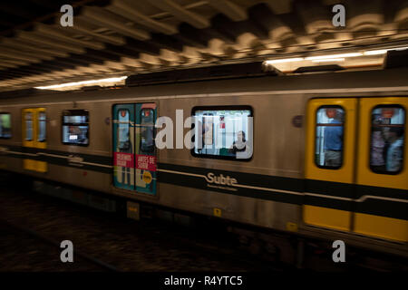 Buenos Aires, Argentine. 28 Nov, 2018. Une rame de métro importé de Chine est vu sur la ligne A du métro à Buenos Aires, Argentine, le 28 novembre 2018. Les trains chinois sont intégrés offrant aussi bien les banlieusards et pratique d'orchestre des manèges, selon les habitants. Crédit : Li Ming/Xinhua/Alamy Live News Banque D'Images