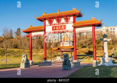 Chinese Gate, Jardin Chinois, Louise McKinney Riverfront Park, Edmonton, Alberta, Canada Banque D'Images