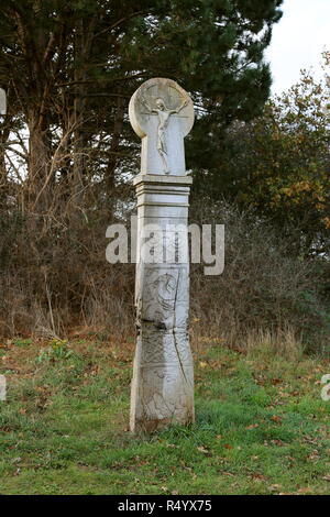 Croix de bois commémorant St Botolph, Iken, Snape, Suffolk district côtier, Suffolk, East Anglia, Angleterre, Grande-Bretagne, Royaume-Uni, UK, Europe Banque D'Images