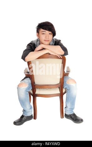 Asian man sitting on chair en arrière. Banque D'Images