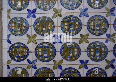 Célèbre et ancien traditionnel portugais-étain peint les carreaux de céramique émaillés d'azulejos du Palais National de Sintra, Portugal Banque D'Images