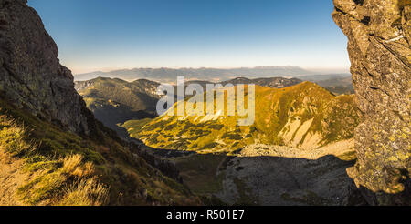 Paysage de montagne à la lumière de soleil couchant. vue depuis le mont Dumbier dans les Basses Tatras, en Slovaquie. À l'Ouest et Hautes Tatras en arrière-plan. Banque D'Images