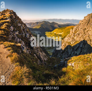 Paysage de montagne à la lumière de soleil couchant. vue depuis le mont Dumbier dans les Basses Tatras, en Slovaquie. West Tatras Arrière-plan. Banque D'Images