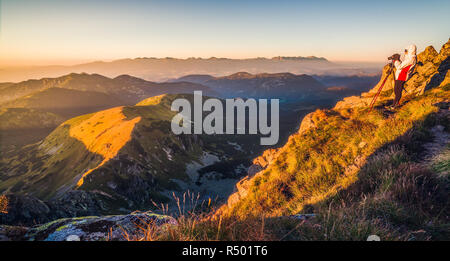 Photographe prend photo de paysage de montagne au coucher du soleil. Mont Dumbier, Faible, Tatra en Slovaquie. Banque D'Images
