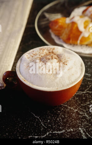 Cappuccino et un croissant frais servi dans un café, USA Banque D'Images